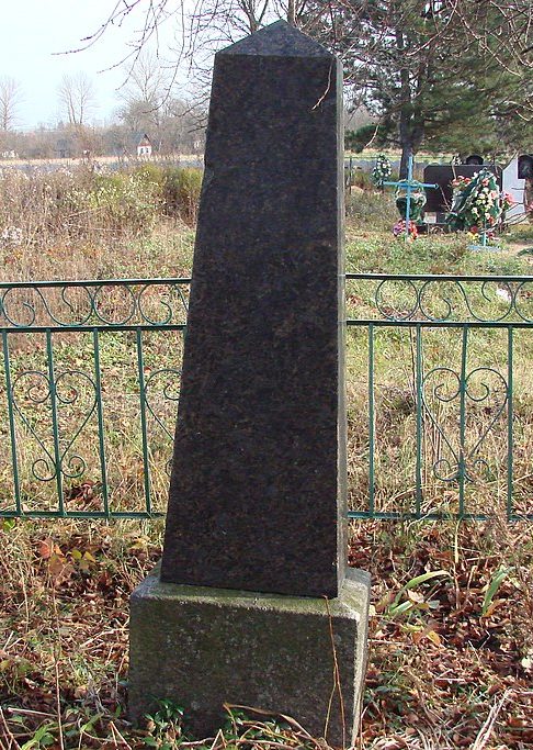 с. Бежов Черняховского р-на. Братская могила 87 советских воинов. 