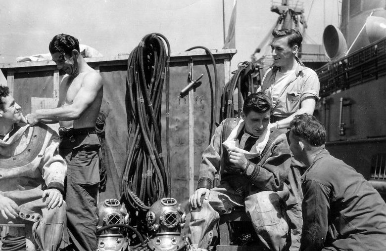 Британские водолазы на борту корабля в акватории французского порта Шербур. Март 1945 г. 