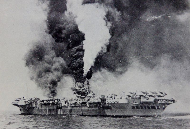 Пожар на авианосце «Формидебл» после атаки камикадзе во время сражения за остров Окинава. 4 мая 1945 г. 