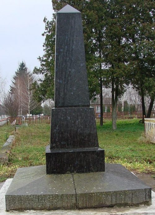с. Высокое Черняховского р-на. Братская могила 54 советских воинов.