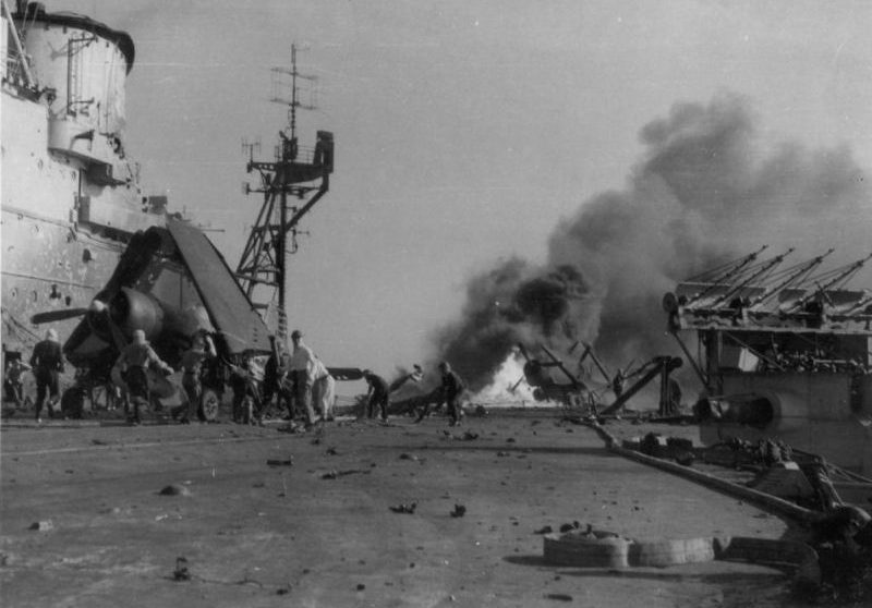 Палуба авианосца «Индомитебл» после атаки самолетов камикадзе. 4 мая 1945 г. 