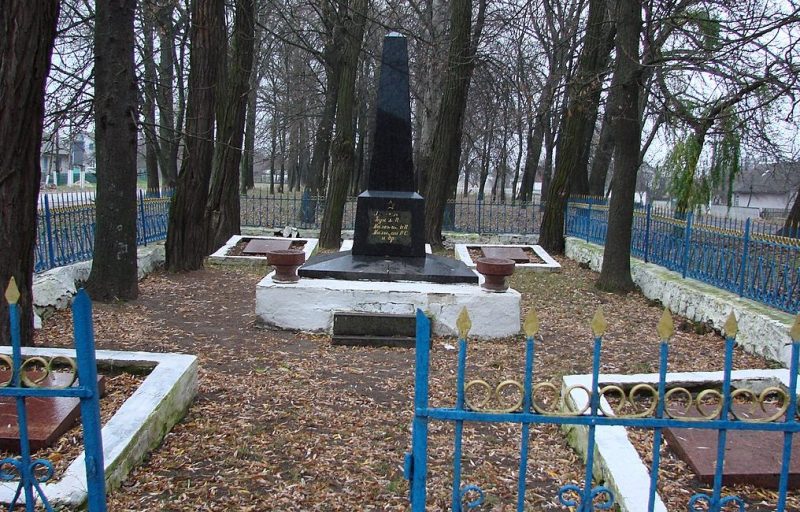 с. Высокое Черняховского р-на. Воинское захоронение 23 советских воинов.