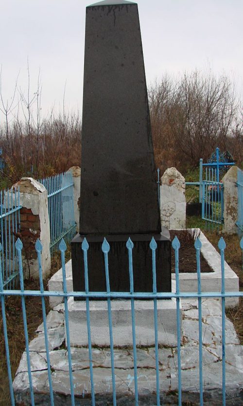 с. Высокое Черняховского р-на. Братская могила 7 советских воинов, среди которых похоронен Герой Советского Союза Д. И. Плакидин.