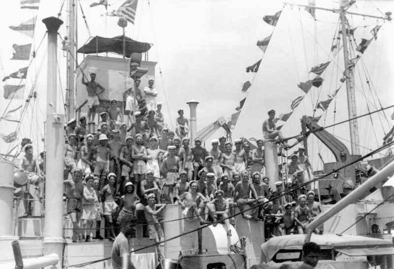 Команда британского танкодесантного корабля LST 538 во время стоянки у города Чаупхью на острове Рамри, празднует победу над Германией. 8 мая 1945 г. 