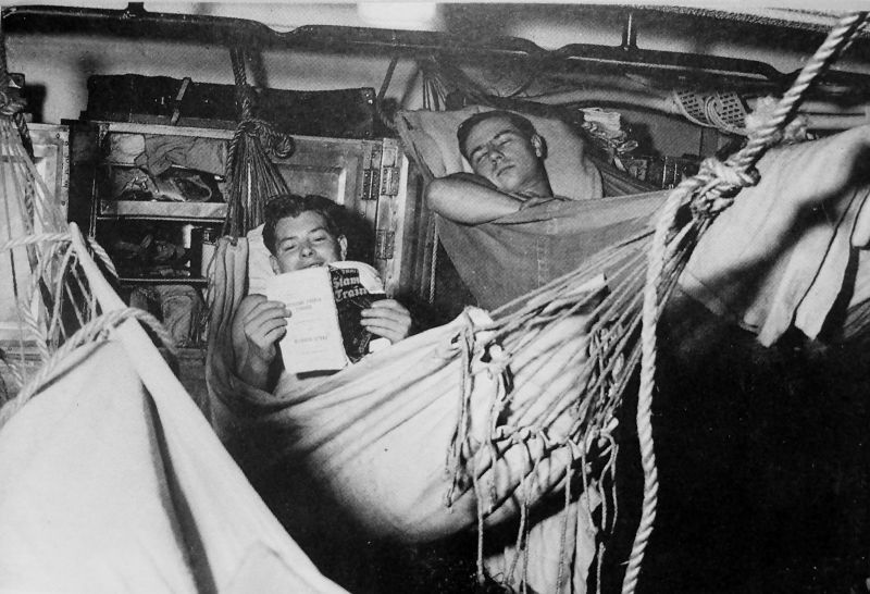 Коки авианосца «Формидебл» во время отдыха. Август 1945 г. 