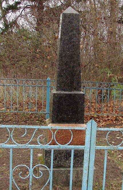 с. Головино Черняховского р-на. Братская могила 27 советских воинов. 