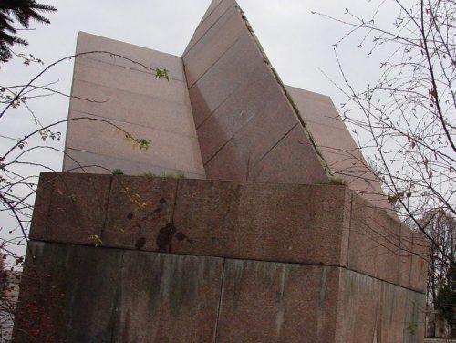 с. Головино Черняховского р-на. Братская могила 16 советских воинов.