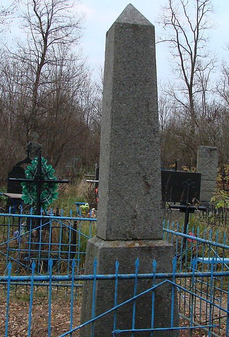 с. Горбулев Черняховского р-на. Братская могила 19 советских парашютистов. 