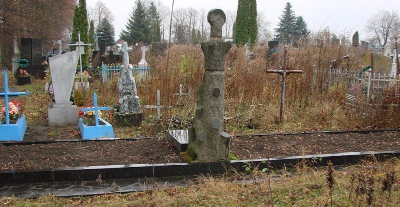 с. Забриддя Черняховского р-на. Братская могила 34 советских воинов.
