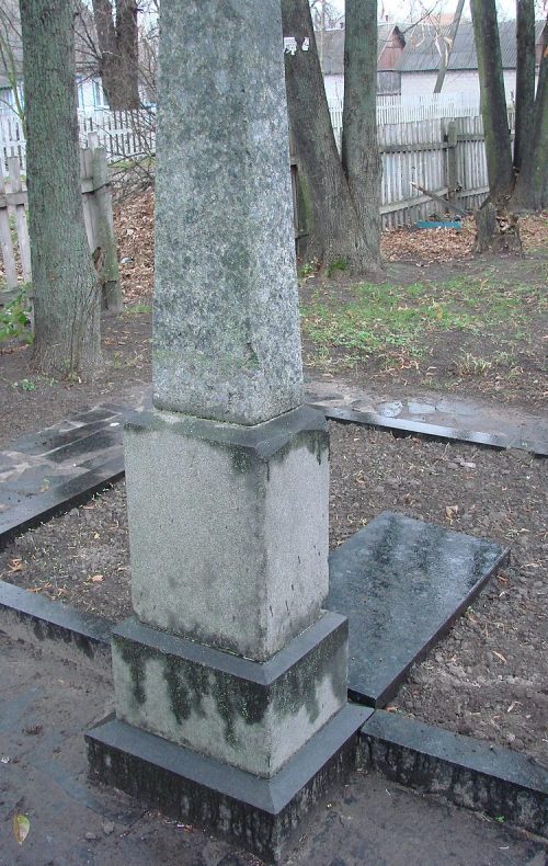 с. Забриддя Черняховского р-на. Братская могила 55 советских воинов.