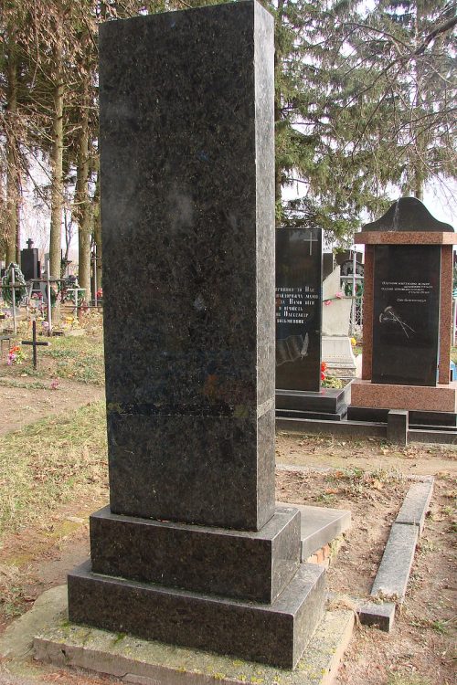 с. Иванков Черняховского р-на. Братская могила 17 советских воинов.