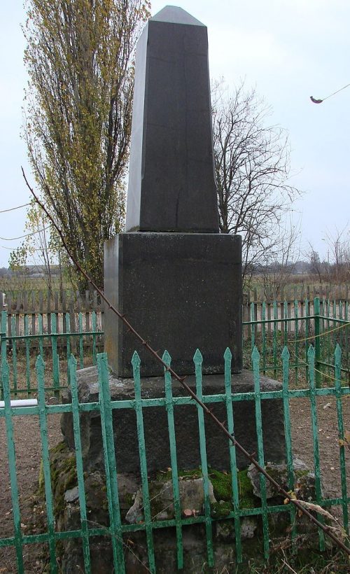с. Корчивка Черняховского р-на. Братская могила 126 советских воинов.