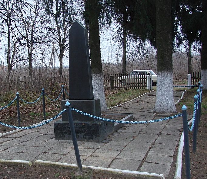с. Ксаверовка Черняховского р-на. Братская могила 20 советских воинов.
