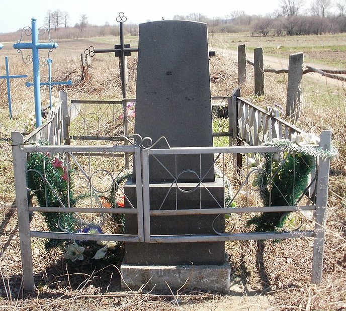 с. Малиновка Черняховского р-на. Братская могила 2 советских воинов. 
