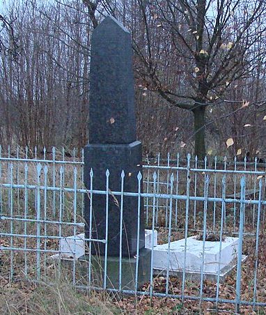 с. Науменко Черняховского р-на. Братская могила 8 советских воинов и партизан. 
