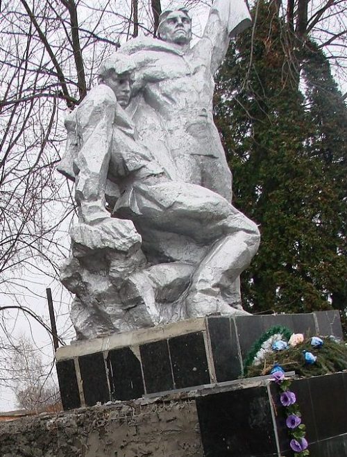 с. Новополь Черняховского р-на. Памятник воинам-односельчанам.