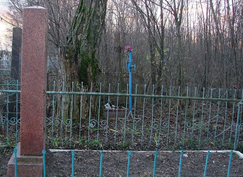 с. Очеретянка Черняховского р-на. Братская могила 20 советских воинов.
