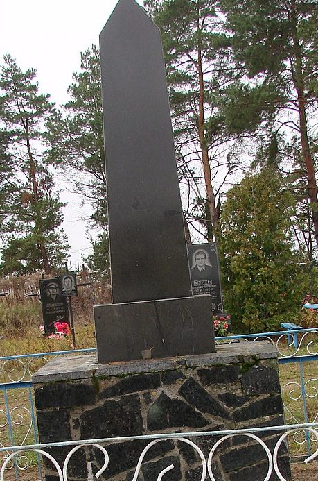с. Пекарщина Черняховского р-на. Братская могила 13 советских воинов. 