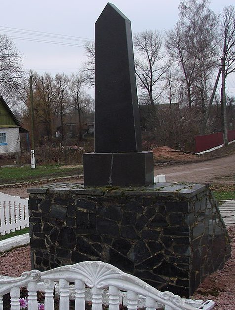 с. Пекарщина Черняховского р-на. Братская могила 19 советских воинов.