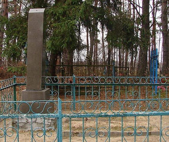 с. Салы Черняховского р-на. Братская могила 46 советских воинов. 