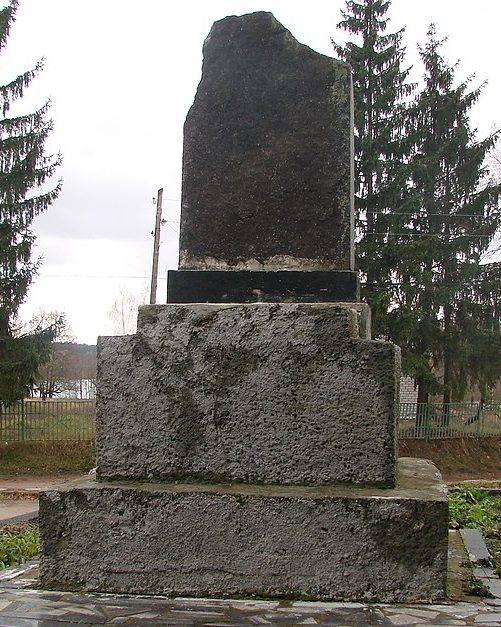 с. Салы Черняховского р-на. Братская могила 79 советских воинов. 