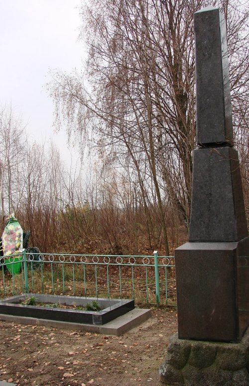 с. Слепчицы Черняховского р-на. Братская могила советских воинов, в которой похоронено 70 человек.