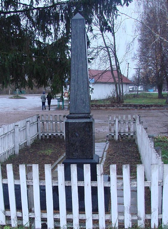 с. Троковичи Черняховского р-на. Братская могила 44 советских воинов.