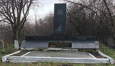 п. Черняхов. Братская могила 167 советских воинов. 
