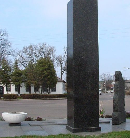 п. Черняхов. Братская могила 6 советских воинов, среди которых похоронен Герой Советского Союза И. С. Саенко.