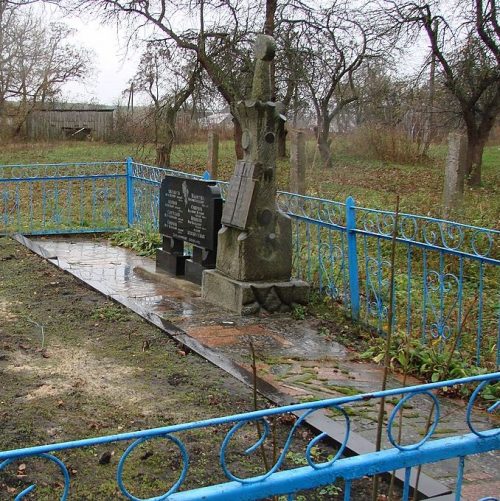 с. Щениев Черняховского р-на. Братская могила 8 советских воинов.