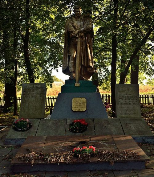 с. Тютюнники Чудновского р-на. Братская могила 68 советских воинов и памятник воинам-односельчанам.