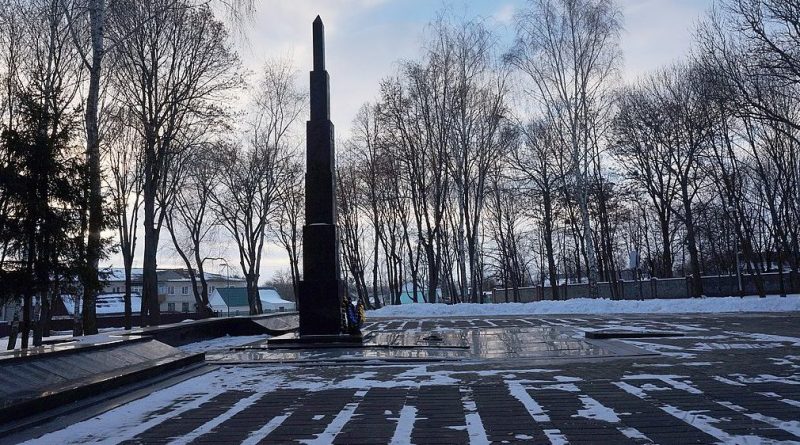 г. Чуднов. Памятник, установленный на братской могиле, в которой похоронено 671 советский воин.