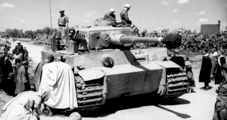 Немецкий тяжелый танк Tiger I в Тунисе. 