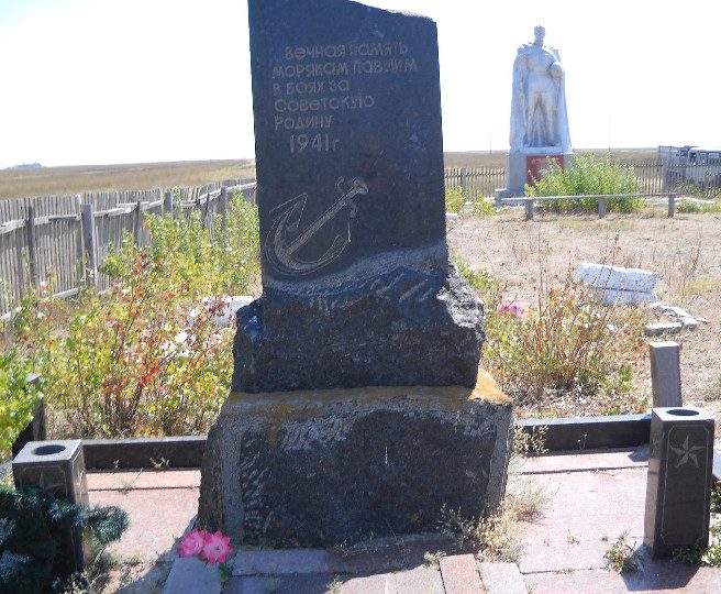 Генический р-н Бирючий остров. Братская могила советских моряков. 
