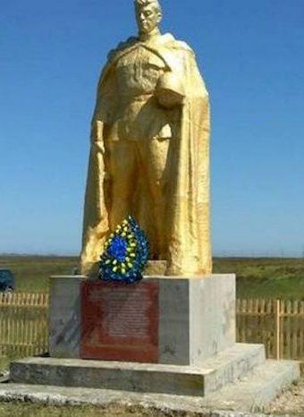 Генический р-н Бирючий остров. Памятник 13 воинам-десантникам, погибшим в 1944 году во время высадки на Арабатскую стрелку.