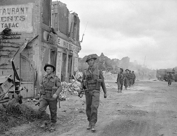 Британские солдаты 50-й пехотной дивизии в селе Дует.