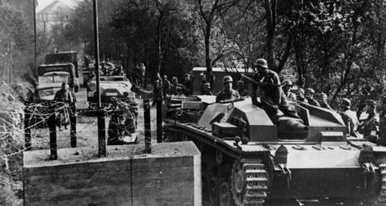 Немецкие войска переходят границу Люксембурга. Май. 1940 г.