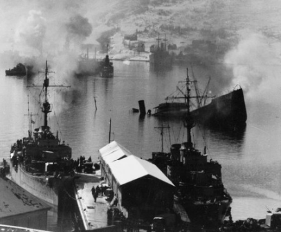 Затонувшее немецкое судно в заливе Нарвик после нападения британских эсминцев.