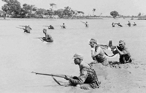 Японские войска форсируют Хуанхэ в июне 1938 года. 