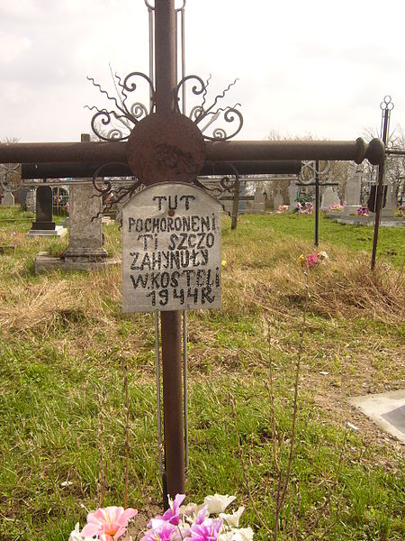 Крест на кладбище в Подкамне с надписью «Здесь похоронены погибшие в костеле в 1944 г».