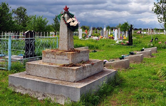 с. Братолюбовка Каховского р-на. Братские могилы советских воинов на кладбище. 