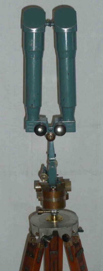 Артиллерийская стереотруба типа DD с 12-кратным увеличением, предназначенная для батарей тяжелых орудий. Прибор выпускался компанией «Huet».