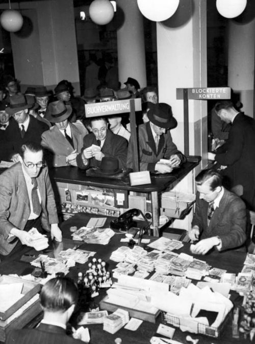 Обмен старых денег в Гамбурге. Июнь 1948 г.