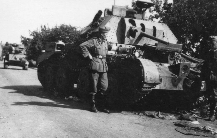 Немецкие солдаты осматривают танк Cruiser Mk. IV, подбитый под Дюнкерком. Май 1940 г. 