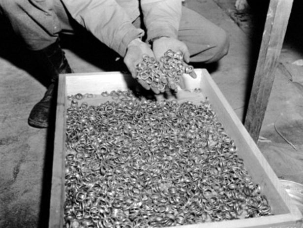 Обручальные кольца, изъятые у погибших в концлагере Бухенвальда. 