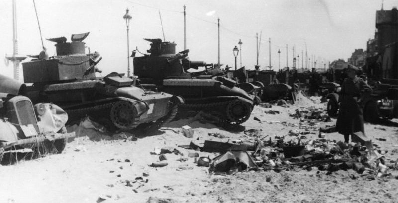 Бронетанковая и автомобильная техника Британских экспедиционных сил в Европе, брошенные у Дюнкерка. Июнь 1940 г. 