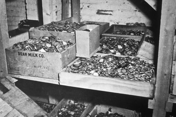 Золотые монеты и ювелирные украшения, собранных нацистами и найденных 1-й армией США в пещере, примыкающей к лагерю Бухенвальд.