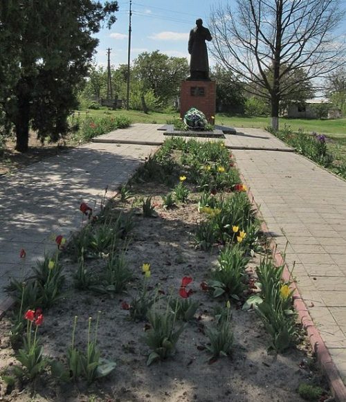 с. Каиры Каховского р-на. Памятник в честь воинов-односельчан, погибших в годы войны.