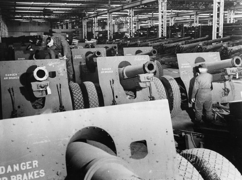 Американские 155-миллиметровые гаубицы на пути в Англию в качестве ленд-лиза. 1941 г.