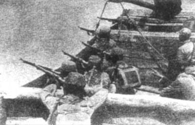 Китайские защитники у реки Янцзы во время битвы при Ухане.